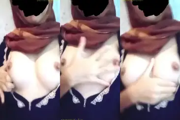 Abg Hijab remas toket mulus