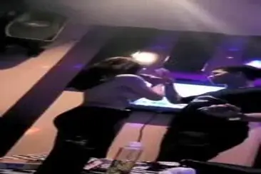 Gadis Venus Berkacamata Di Tempat Karaoke