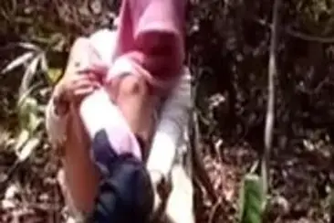 Ukhti Hijab Merah Muda Cantik Pasrah Di Hutan